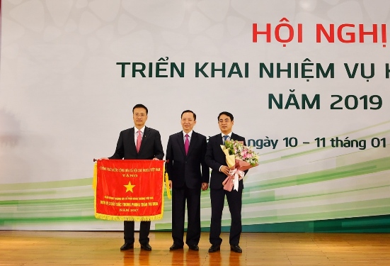 Thừa ủy quyền của Thủ tướng Chính phủ, đồng chí Đào Minh Tú – Phó Thống đốc thường trực NHNN VN (đứng giữa) trao Cờ thi đua của Chính phủ cho tập thể Ngân hàng TMCP Ngoại thương Việt Nam