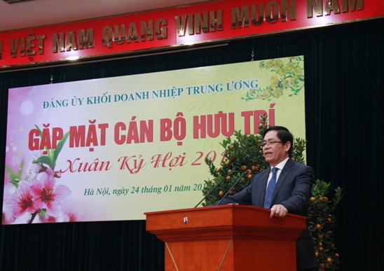 Đồng chí Phạm Viết Thanh - Bí thư Đảng ủy Khối Doanh nghiệp Trung ương báo cáo kết quả năm 2018 của Đảng bộ Khối DNTW với các cán bộ hưu trí. 