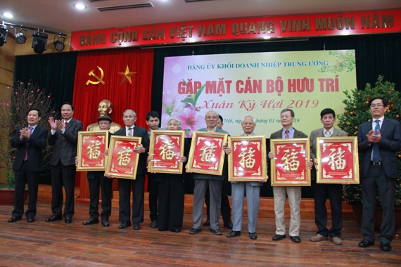 Các đồng chí Thường trực Đảng ủy Khối DNTW chúc thọ các cụ bước sang tuổi 70.