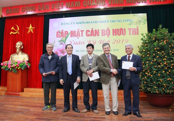 Đồng chí Trần Văn Tuấn - Nguyên Phó Bí thư Thường trực Đảng ủy Khối, Trưởng Ban liên lạc hưu trí tặng quà cho các cán bộ hưu trí được nhận Huy hiệu Đảng.