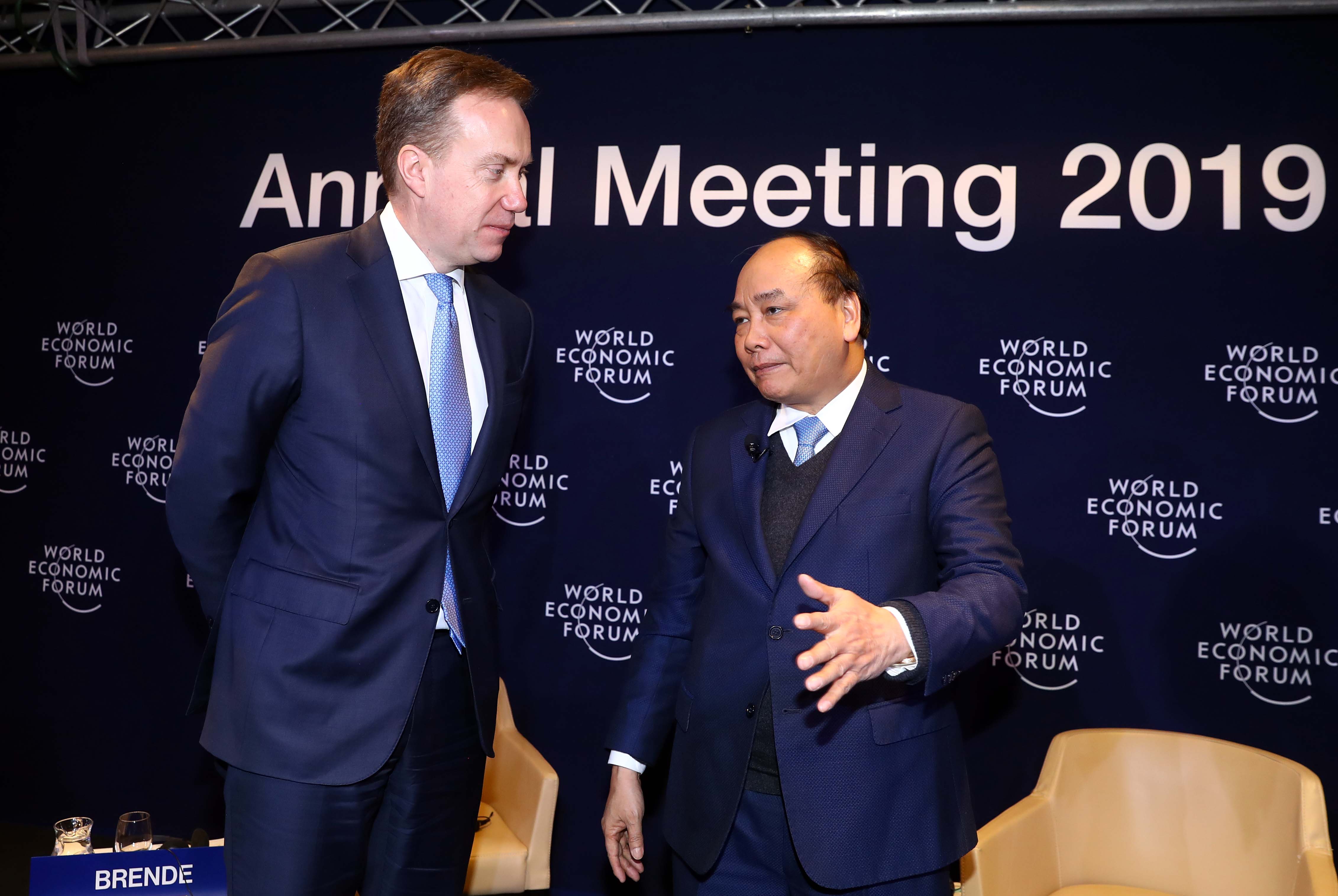 Thủ tướng Nguyễn Xuân Phúc và Chủ tịch WEF Borge Brende. Ảnh: TTXVN