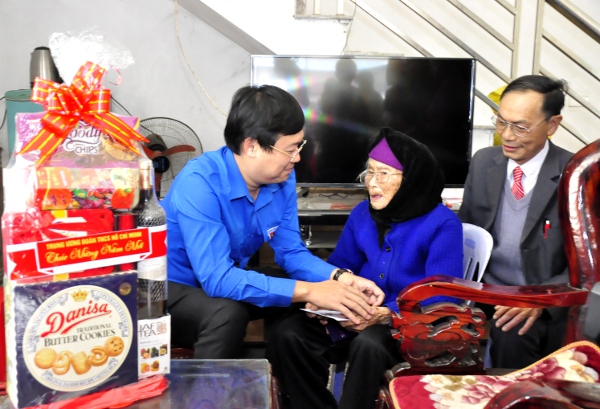 Đồng chí Lê Quốc Phong, Bí thư thứ nhất Trung ương Đoàn  thăm hỏi, tặng quà, chúc tết mẹ Việt Nam anh hùng Đinh Thị Thơm (96 tuổi),  tại thôn Nà Pài, xã Tri Phương