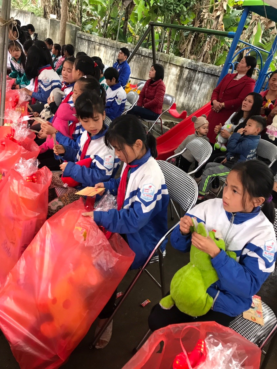 Đoàn công tác tặng quà cho bà con nhân dân thôn Bản Kỵ, xã Tri Phương