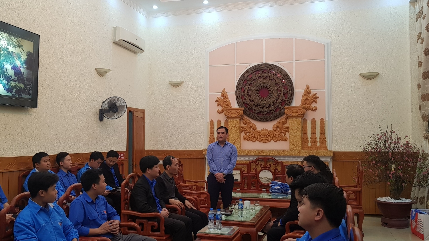 Đồng chí Vũ Đức Tú, Bí thư Đoàn Khối thăm, động viên  đoàn viên thanh niên tình nguyện tại Ga Hà Nội