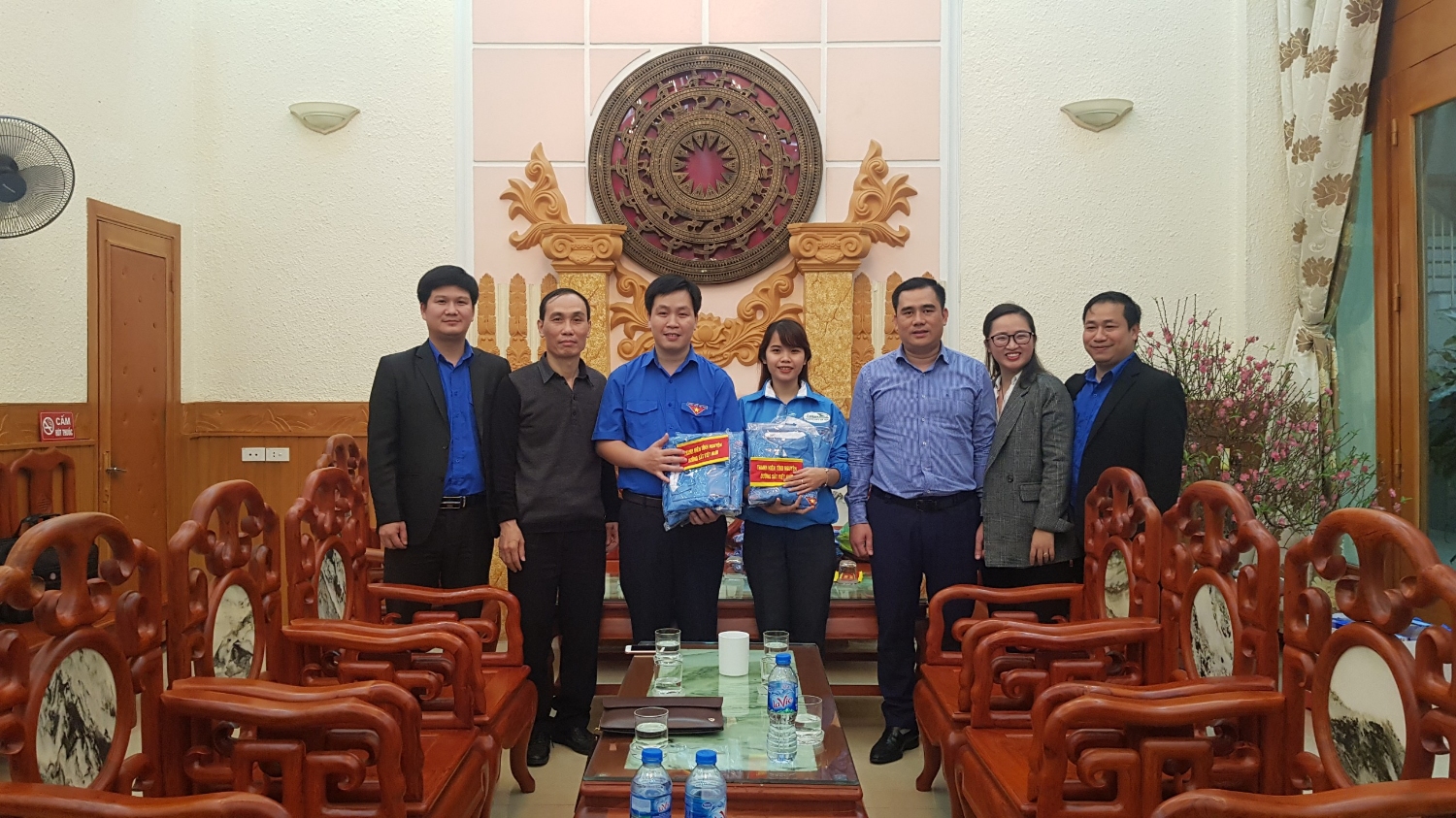 Tặng áo khoác thanh niên và băng tay cho đội thanh niên tình nguyện Ga Hà Nội