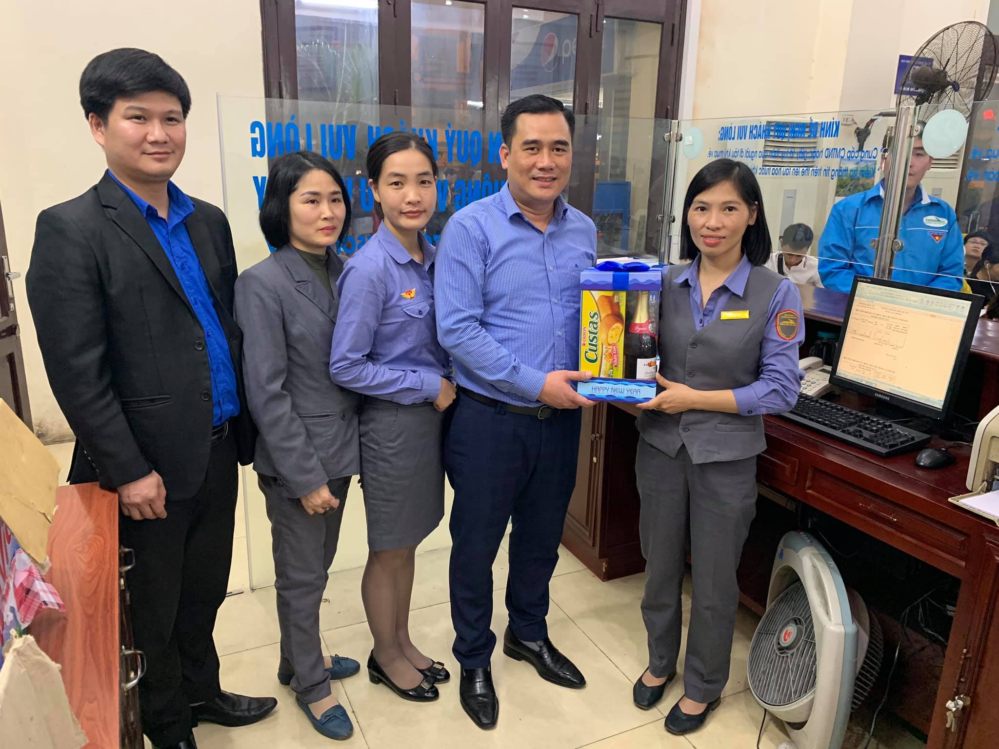 Đồng chí Vũ Đức Tú, Bí thư Đoàn Khối tặng quà cho tổ bán vé