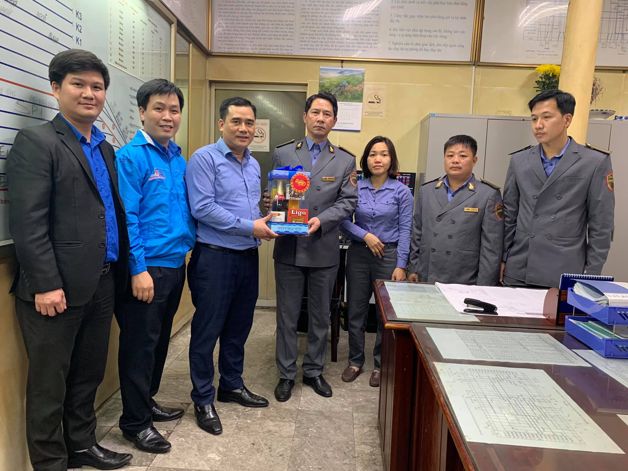 Đồng chí Vũ Đức Tú, Bí thư Đoàn Khối tặng quà cho trực ban chạy tàu
