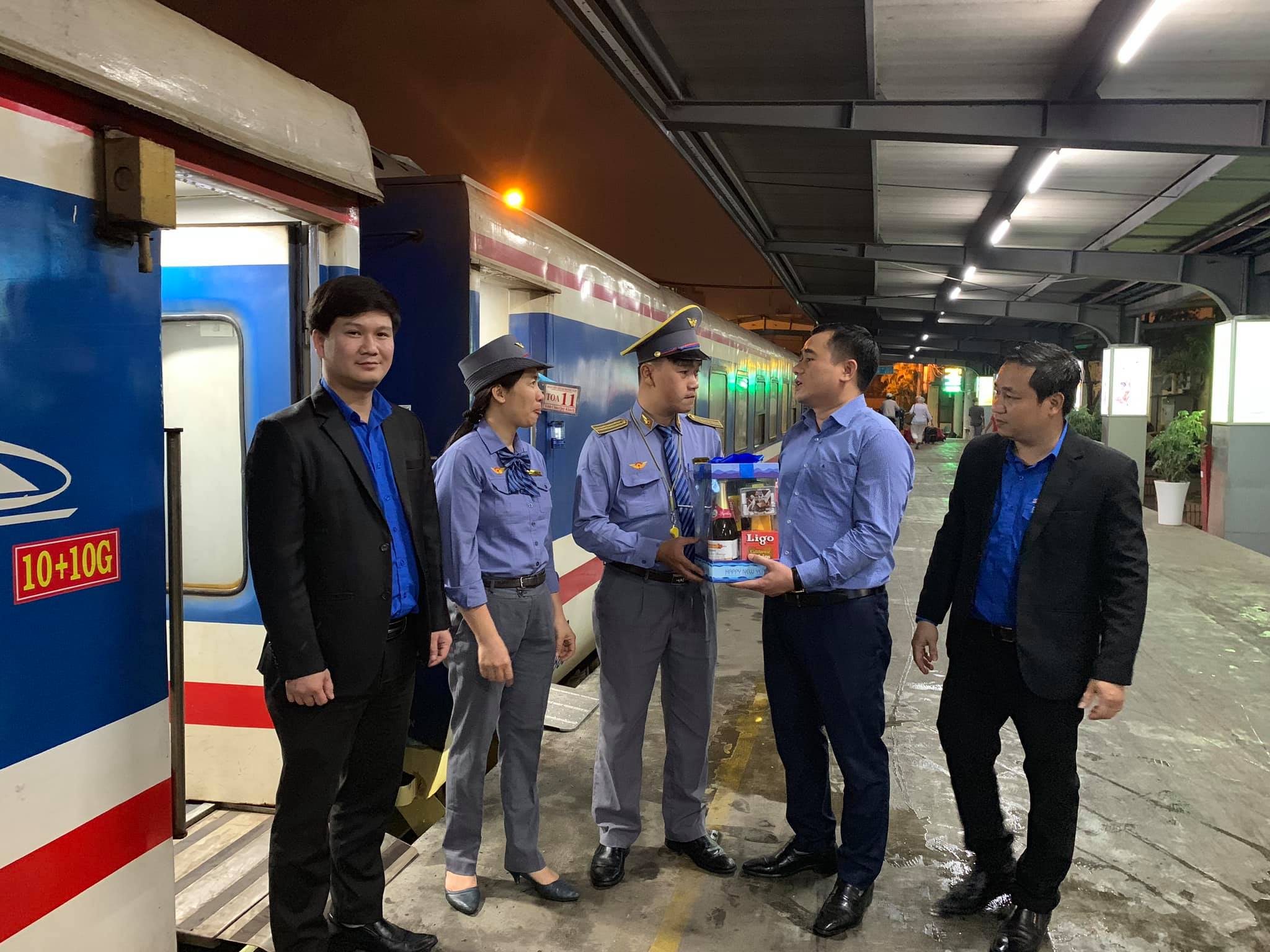 Đồng chí Vũ Đức Tú, Bí thư Đoàn Khối tặng quà cho tổ tàu thanh niên