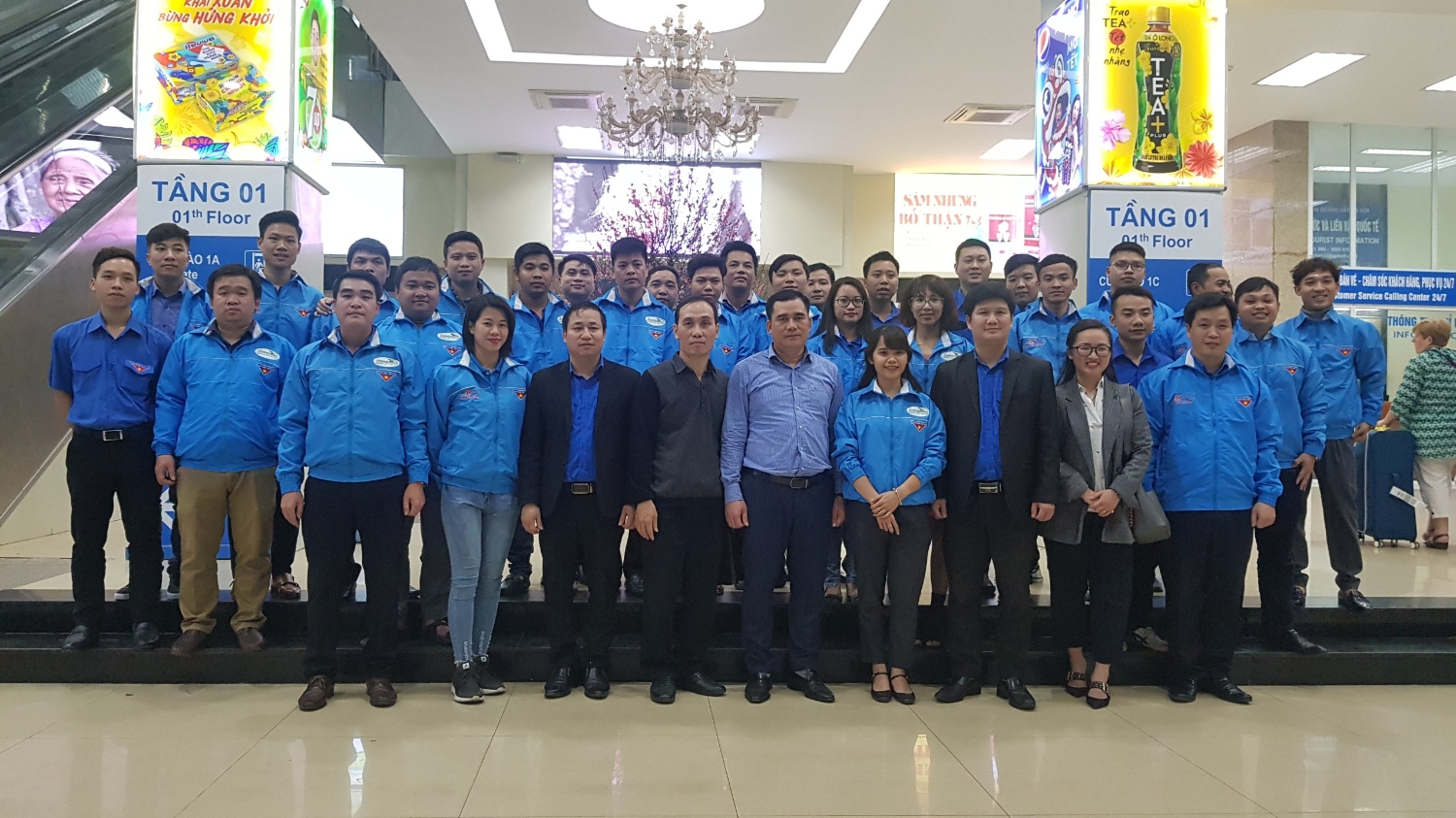 Đoàn công tác chụp ảnh lưu niệm với đội thanh niên tình nguyện Ga Hà Nội