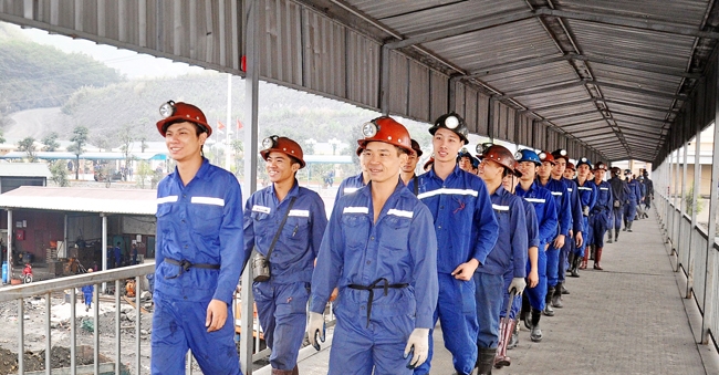 Thợ mỏ Công ty Than Hòn Gai trước giờ vào ca.