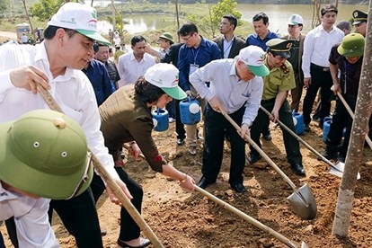Tổng Bí thư, Chủ tịch nước Nguyễn Phú Trọng tham gia trồng cây tại thôn 6, Việt Cường, huyện Trấn Yên, tỉnh Yên Bái
