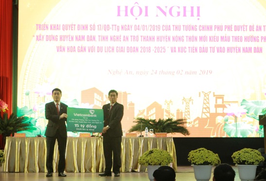 Đồng chí Nghiêm Xuân Thành - Chủ tịch HĐQT Vietcombank trao số tiền ASXH 15 tỷ đồng của Viewtcombank hỗ trợ tỉnh Nghệ An xây dựng Trường Tiểu học Hoàng Trù, xã Kim Liên, huyện Nam Đàn, tỉnh Nghệ An.