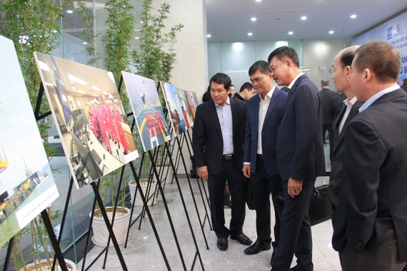 Các đại biểu thăm quan triển lãm