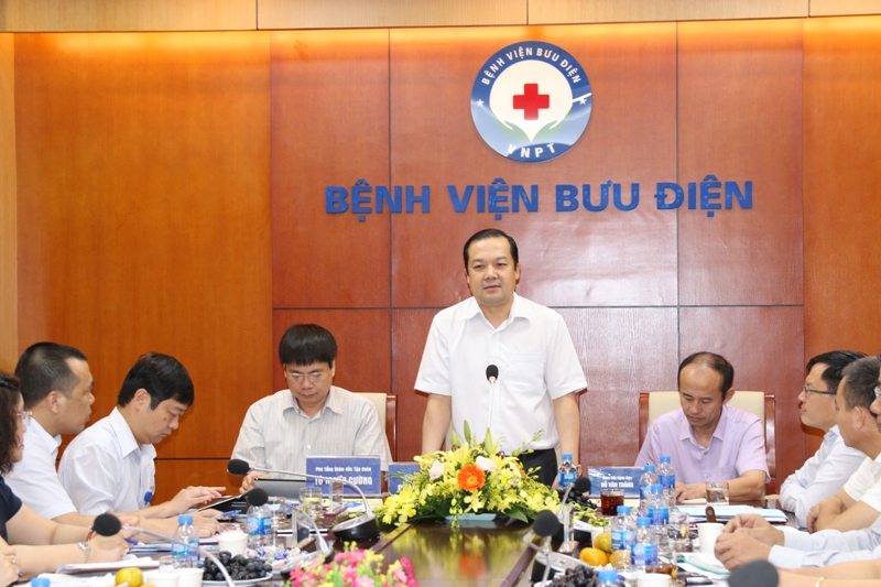 Đồng chí Phạm Đức Long - Tổng Giám đốc Tập đoàn Bưu chính Viễn thông Việt Nam đánh giá cao những đóng góp của Bệnh viện Bưu điện trong sự nghiệp chăm sóc, bảo vệ sức khỏe nhân dân.