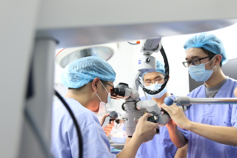 Cùng với việc phát triển đội ngũ nhân lực y tế chất lượng cao, Bệnh viện luôn chú trọng đầu tư trang thiết bị hiện đại, ứng dụng kỹ thuật tiên tiến để nâng cao chất lượng chăm sóc, bảo vệ sức khỏe nhân dân.