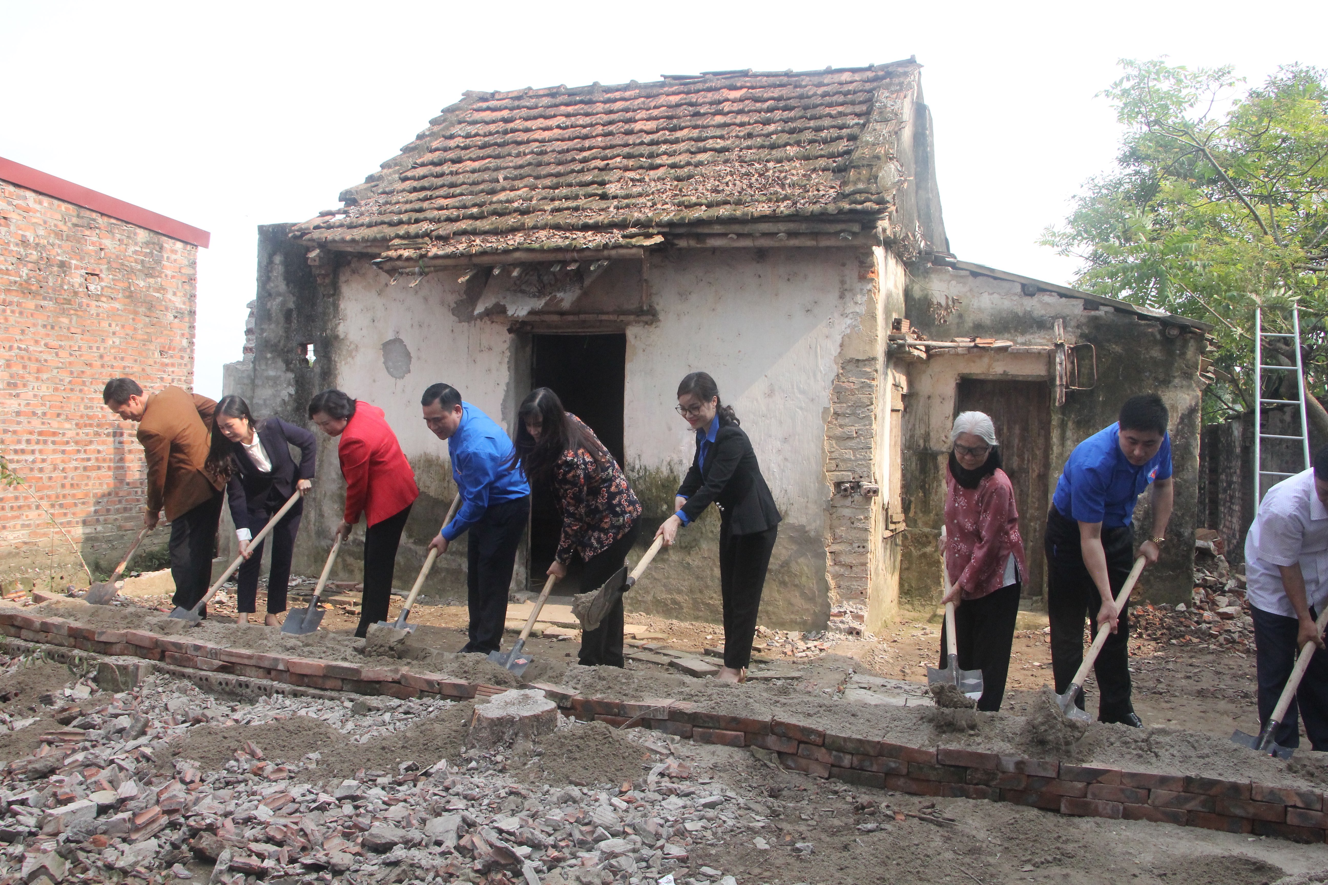 Lễ khởi công xây dựng Nhà nhân ái tặng gia đình đồng chí Đỗ Tuấn Anh, đoàn viên Chi đoàn phố Yên Hạ 2, Thị trấn Yên Thịnh, huyện Yên Mô, tỉnh Ninh Bình