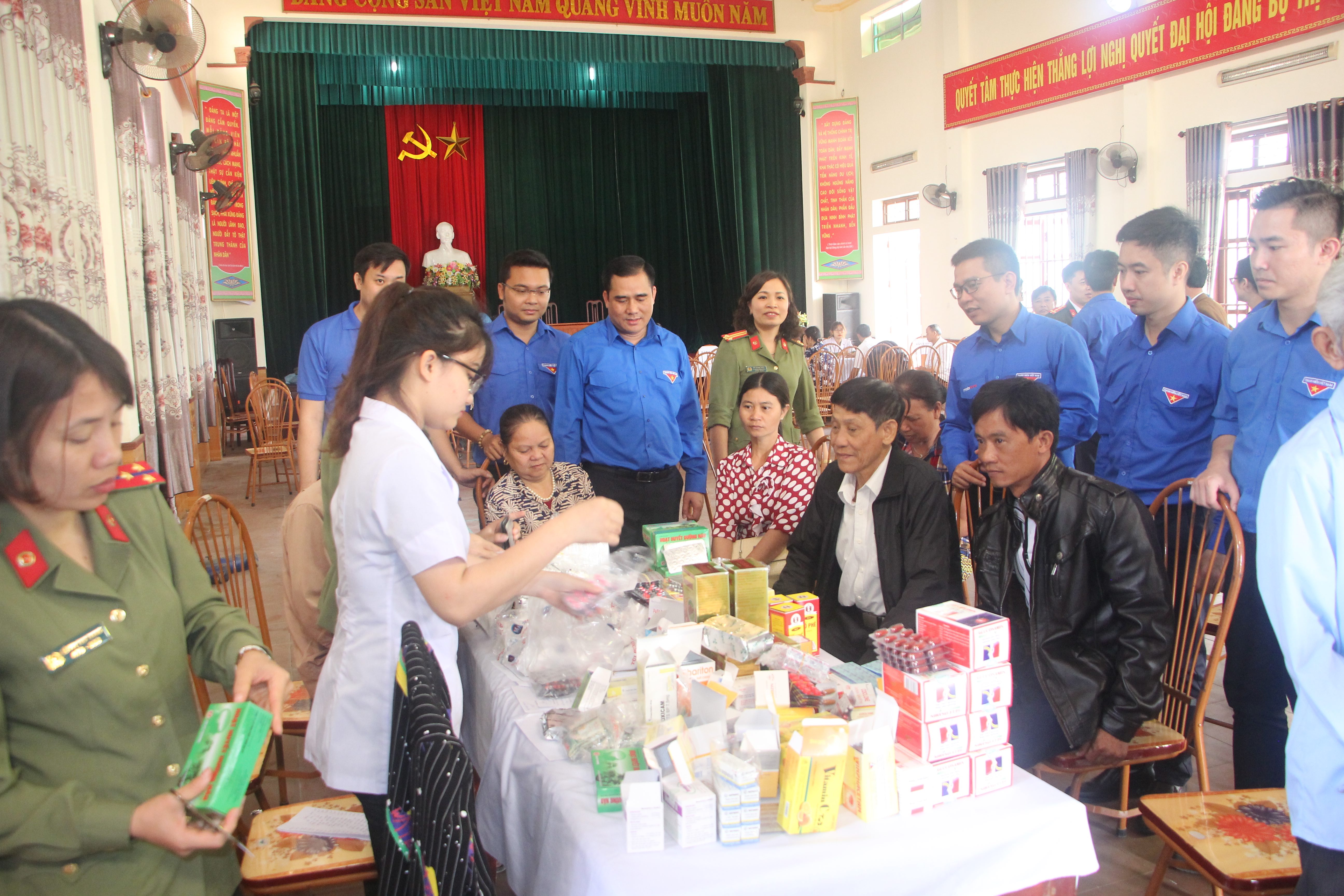 Đoàn đến thăm điểm khám bệnh và phát thuốc miễn phí cho bà con nhân dân tại huyện Yên Mô, tỉnh Ninh Bình