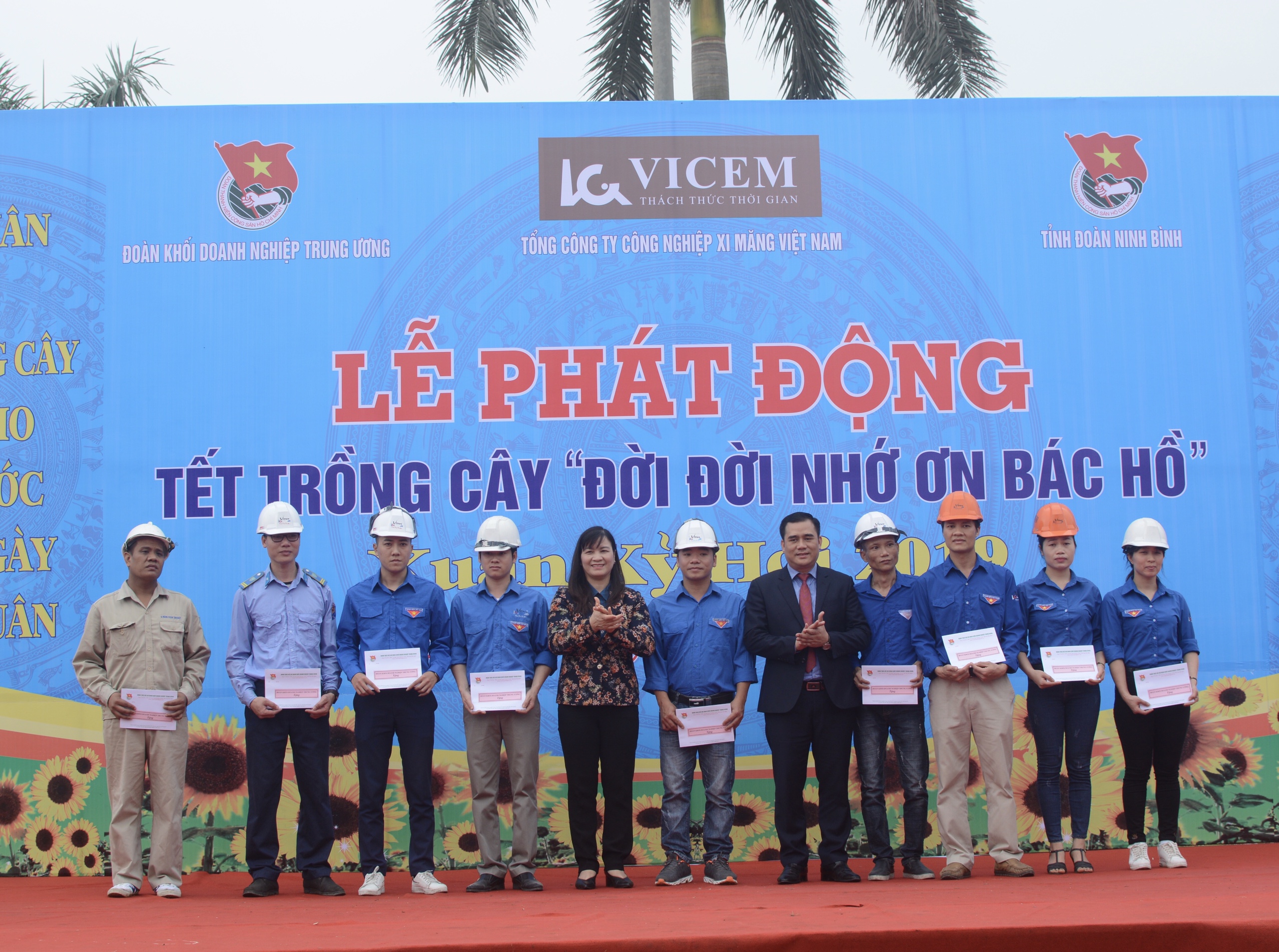 Đồng chí Nguyễn Thị Tiếp, Ủy viên BTV, Trưởng Ban Dân vận Đảng ủy Khối và đồng chí Vũ Đức Tú, Bí thư Đoàn Khối tặng quà cho thanh niên công nhân gặp hoàn cảnh khó khăn của Công ty Xi măng Vicem Tam Điệp