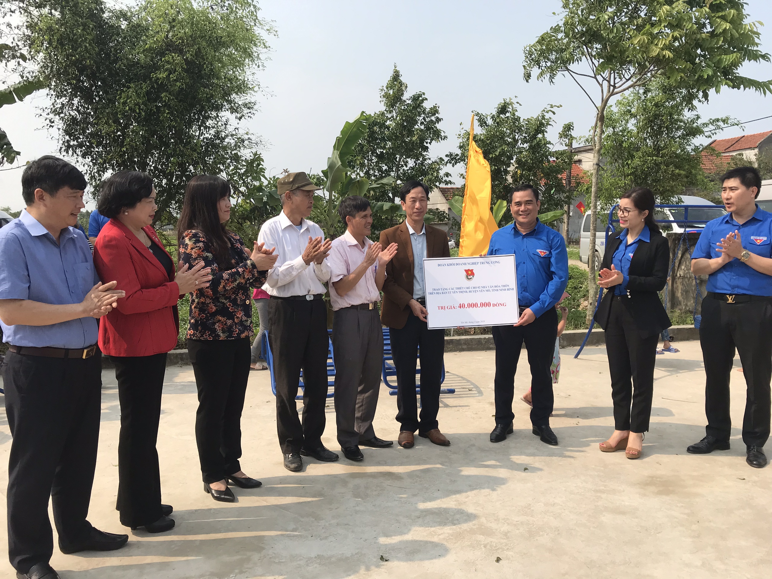 Trao biển tặng thiết bị vui chơi cho 02 nhà văn hóa phố Trung Hậu và Trung Yên, Thị trấn Yên Thịnh, huyện Yên Mô