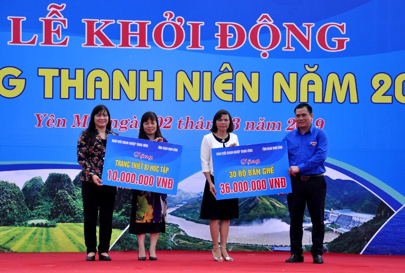 Đồng chí Nguyễn Thị Tiếp, Ủy viên BTV, Trưởng Ban Dân vận Đảng ủy Khối và đồng chí Vũ Đức Tú, Bí thư Đoàn Khối trao biển hỗ trợ trang thiết bị, bàn ghế cho các trường học của huyện Yên Mô (Nguồn: doanthanhnien.vn)