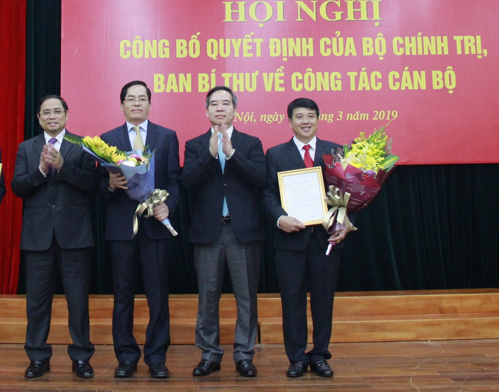 Đồng chí Phạm Minh Chính - Trưởng Ban Tổ chức Trung ương trao Quyết định, đồng chí Nguyễn Văn Bình - Trưởng Ban Kinh tế Trung ương tặng hoa chúc mừng đồng chí Phạm Viết Thanh và đồng chí Y Thanh Hà Niê Kđăm.