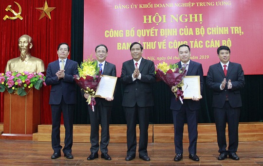 Đồng chí Nguyễn Thanh Bình - Ủy viên Trung ương Đảng, Phó trưởng ban Thường trực Ban Tổ chức Trung ương trao Quyết định; đồng chí Y Thanh Hà Niê Kđăm - Bí thư Đảng ủy Khối DNTW, đồng chí Phạm Viết Thanh - Bí thư Tỉnh ủy Tây Ninh tặng hoa các đồng chí vừa được Ban Bí thư chuẩn y Ủy viên Ban Thường vụ Đảng ủy Khối DNTW. 