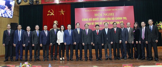 Các đại biểu chụp ảnh lưu niệm.