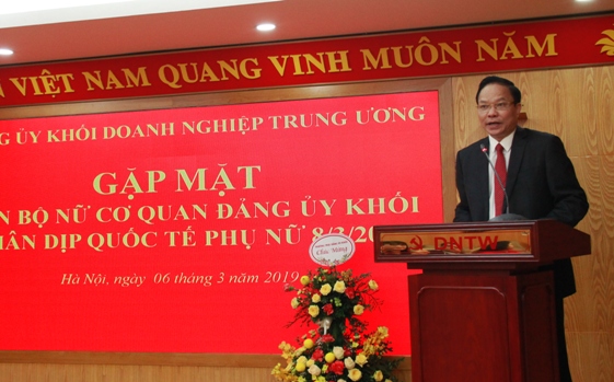 Đồng chí Lê Văn Châu - Phó Bí thư Đảng ủy Khối Doanh nghiệp Trung ương phát biểu chúc mừng toàn thể cán bộ nữ Cơ quan Đảng ủy Khối.