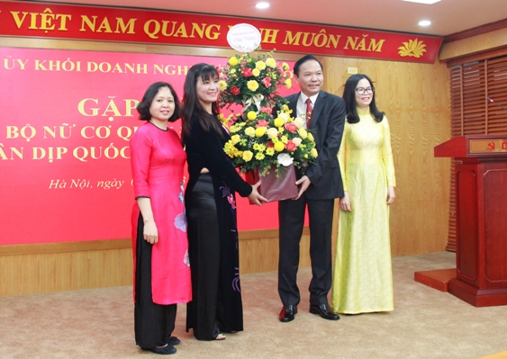 Phó Bí thư Đảng ủy Khối, Trưởng ban Vì sự tiến bộ của phụ nữ Cơ quan Đảng ủy Khối Lê Văn Châu tặng hoa chúc mừng cán bộ nữ Cơ quan Đảng ủy Khối nhân dịp 8/3.