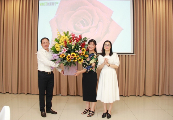 Đồng chí Phạm Anh Tuấn - Ủy viên Ban Thường vụ Đảng ủy Khối, Bí thư Đảng ủy, Chủ tịch HĐTV Tổng công ty Bưu điện Việt Nam tặng hoa chúc mừng tập thể cán bộ nữ Cơ quan Đảng ủy Khối nhân dịp 8/3.