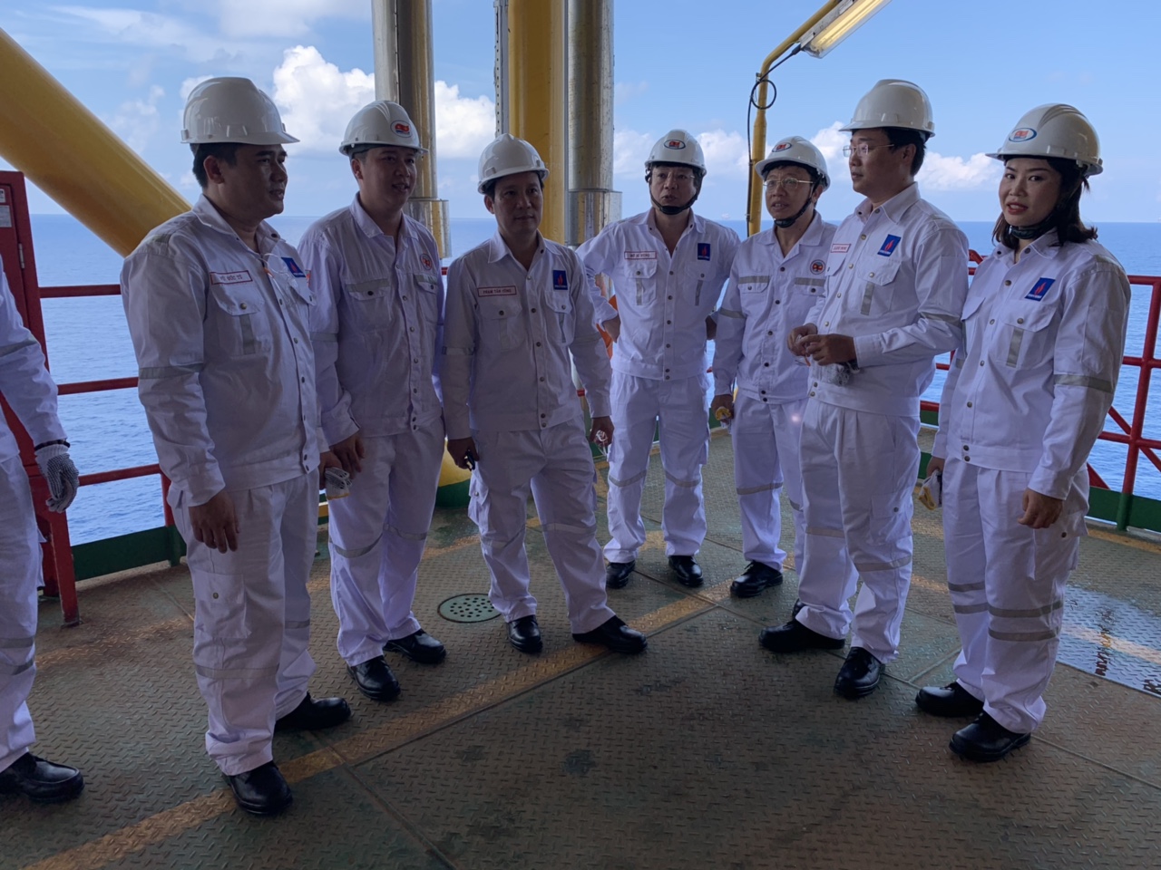 Đoàn thăm và động viên cán bộ, đoàn viên thanh niên Liên doanh Việt – Nga Vietsovpetro đang làm việc trên giàn khoan