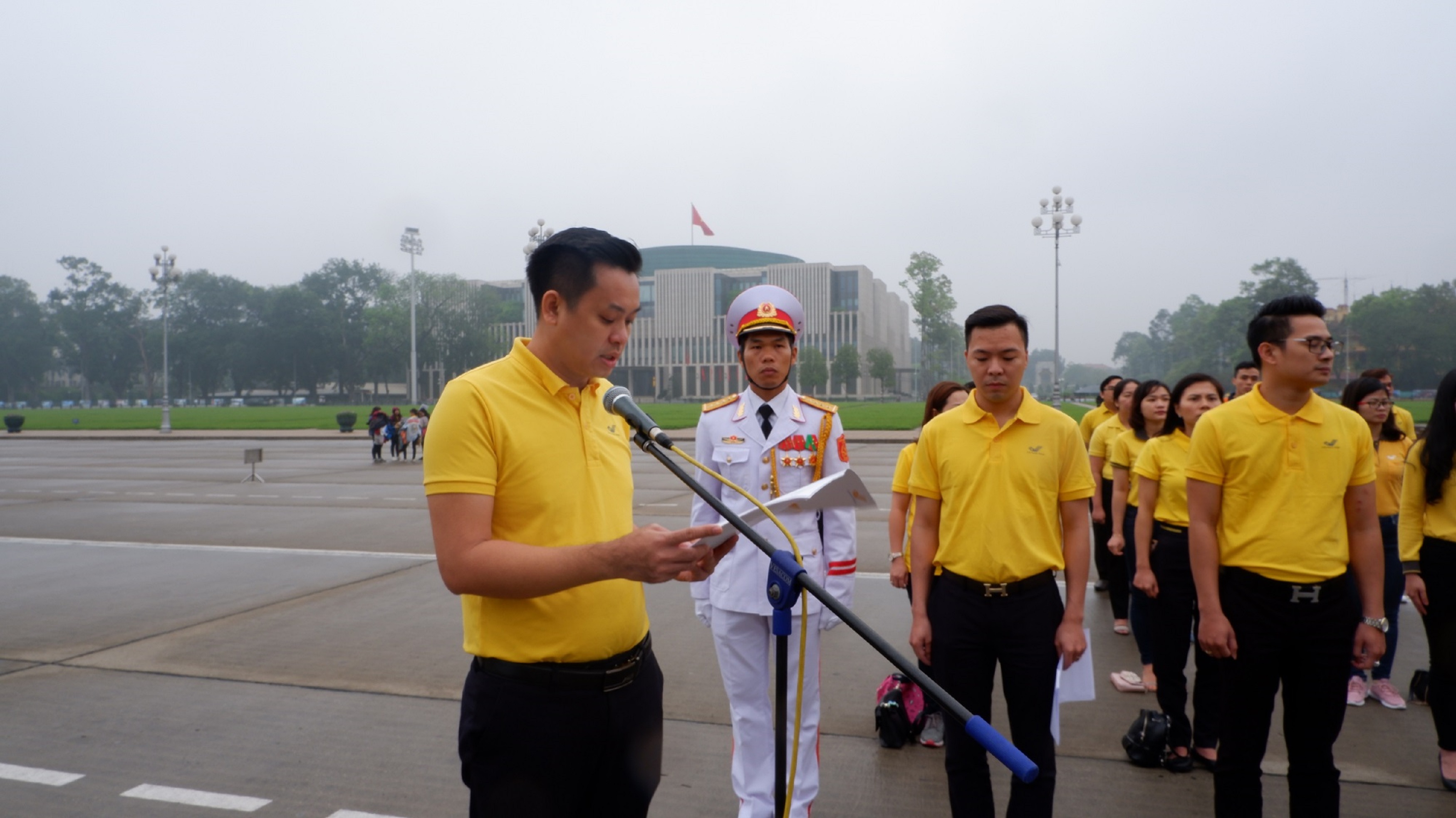 Đồng chí Nghiêm Tuấn Anh, Bí thư Đoàn VNPOST thay mặt đoàn viên thanh niên báo cáo với Bác về những thành tích đã đạt trong những năm qua