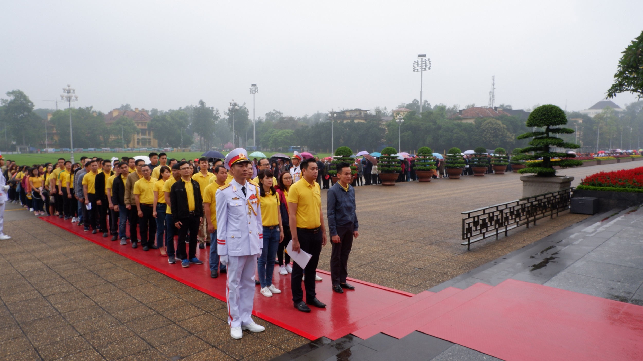 Đoàn vào Lăng viếng Chủ tịch Hồ Chí Minh