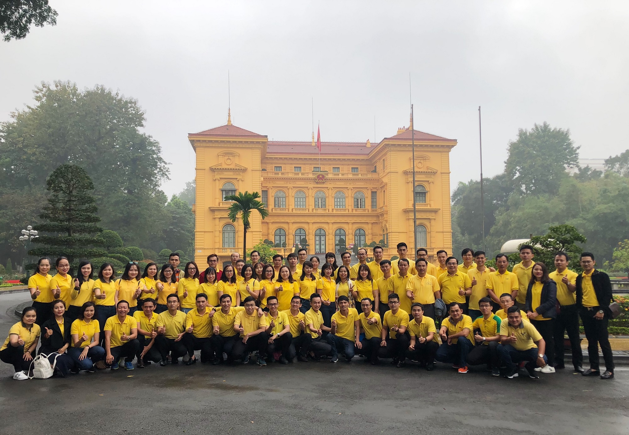 Các đại biểu chụp ảnh lưu niệm tại Phủ Chủ tịch