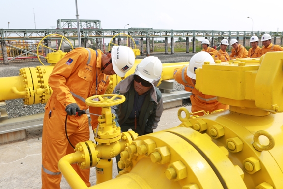 Công nhân Nhà máy Đạm Cà Mau