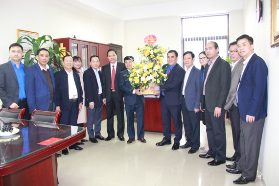 Bí thư Đảng ủy Khối Doanh nghiệp Trung ương cùng đại diện lãnh đạo các ban, đơn vị của Đảng ủy Khối đã đến chúc mừng và tặng hoa Đoàn Khối