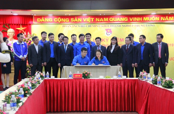 Ký cam kết hành động thực hiện Chỉ thị 07 của Ban Thường vụ Đảng ủy Khối về tăng cường phát triển đảng viên.