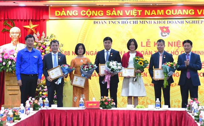 trao Kỷ niệm chương