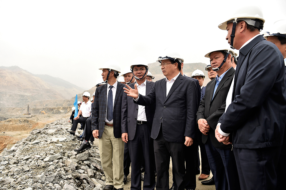 Phó Thủ tướng cùng đoàn công tác kiểm tra Khai trường Mỏ tuyển đồng Sin Quyền. 