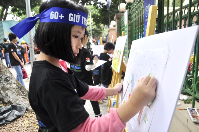 Các em thiếu nhi tham gia vẽ tranh hưởng ứng Chiến dịch Giờ trái đất 2019.