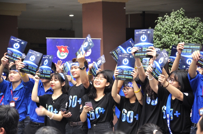 Các bạn sinh viên hào hứng nhiệt tình tham gia cổ động tuyên truyền hưởng ứng Chiến dịch Giờ trái đất 2019.
