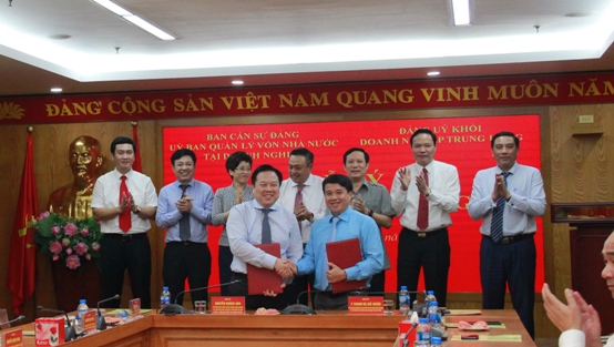 Đồng chí Y Thanh Hà Niê Kđăm - Bí thư Đảng ủy Khối DNTW và đồng chí Nguyễn Hoàng Anh - Bí thư Ban cán sự Đảng, Chủ tịch Ủy ban QLVNN tại doanh nghiệp 