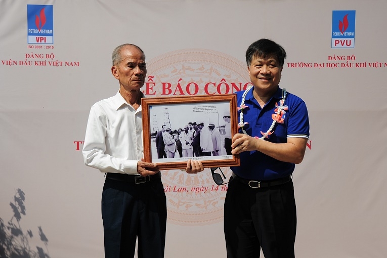 TS. Phan Ngọc Trung - Thành viên HĐTV Tập đoàn Dầu khí Việt Nam trao tặng bức tranh Chủ tịch Hồ Chí Minh thăm Khu công nghiệp dầu khí Bacu (Azerbaijan) cho ông Vũ Duy Chính - đại diện Hội người Việt Nam tại Udonthani, Thái Lan.
