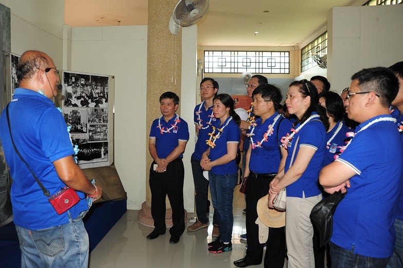 Đoàn tham quan Khu trưng bày các hình ảnh tư liệu quý về cuộc đời hoạt động cách mạng của Chủ tịch Hồ Chí Minh tại Thái Lan.