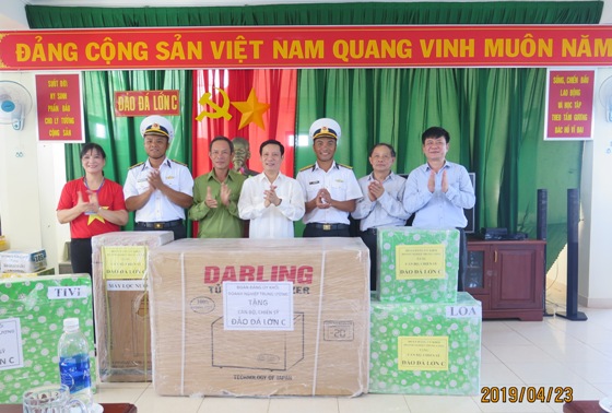 Đoàn công tác của Đảng ủy Khối DNTW thăm và tặng quà cho cán bộ, chiến sĩ trên đảo Đá Lớn C.