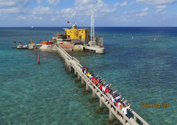 Đảo Đá Lớn C nổi lên như một pháo đài sừng sững kiên trung giữa biển Đông.