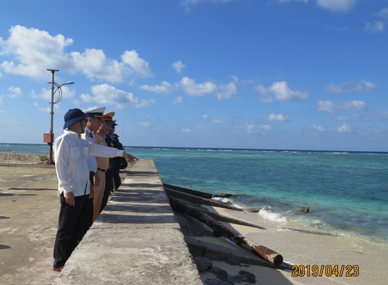 Đoàn công tác thăm và động viên cán bộ, chiến sĩ và nhân dân đảo Nam Yết.