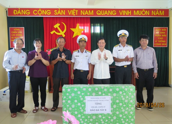 Đoàn công tác của Đảng ủy Khối DNTW thăm và tặng quà cho cán bộ, chiến sĩ trên đảo Đá Tây B.