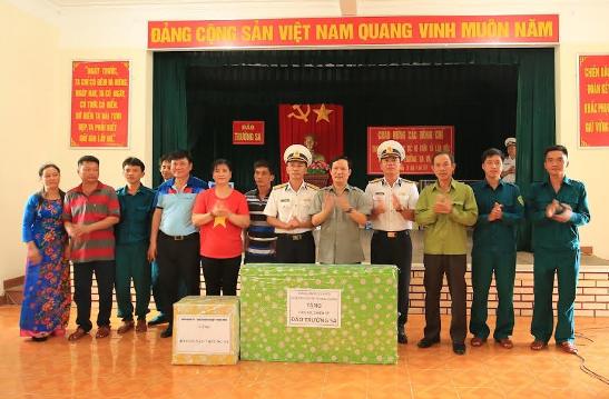 Đoàn công tác của Đảng ủy Khối DNTW thăm và tặng quà cho cán bộ, chiến sĩ và nhân dân trên đảo Trường Sa Lớn.