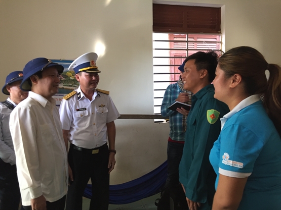 Đoàn công tác đến thăm gia đình anh Huỳnh Đức Phong - cư dân trên đảo Sinh Tồn.